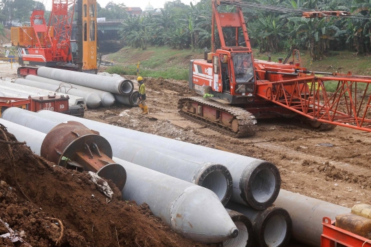 Pembangunan Sistem Penyaring 52 Ton Sampah di Kali Ciliwung