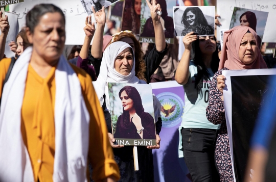 Protes Kematian Mahsa Amini, Perempuan di Suriah Potong Rambut dan Bakar Hijab