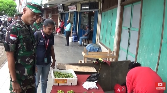 Bikin Adem, Ini Potret Danrem Bagi-bagi Pinang & Minuman untuk Pendemo di Jayapura