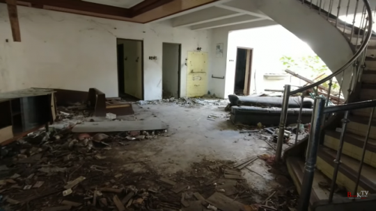 Potret Rumah Edward si Raja Aborsi yang Terbengkalai, di Dalam Ada Temuan Mengejutkan
