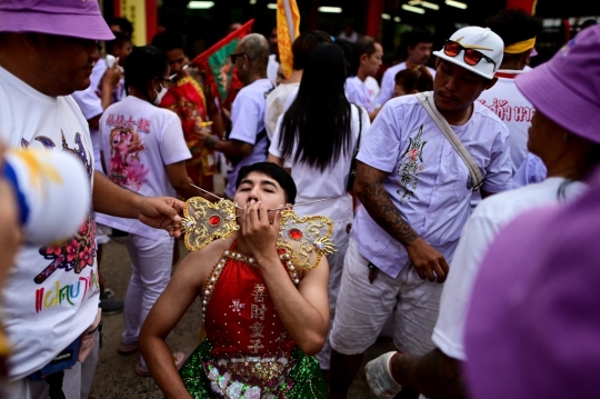 Aksi Mengeringkan Warga Thailand di Festival Vegetarian