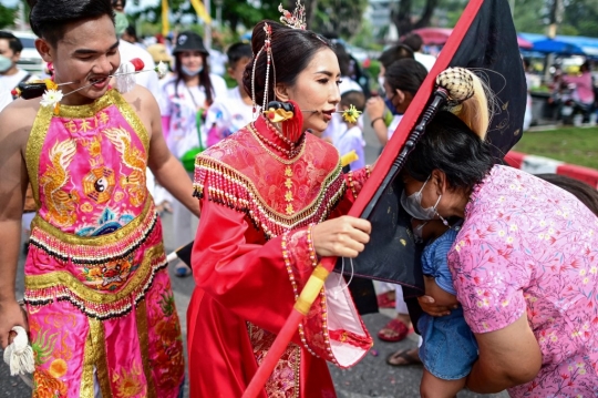 Aksi Mengeringkan Warga Thailand di Festival Vegetarian