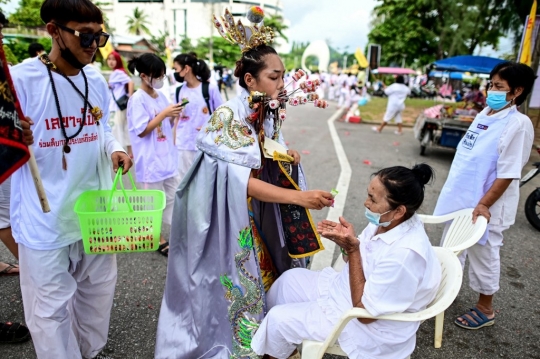 Aksi Mengeringkan Warga Thailand di Festival Vegetarian