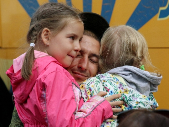 Tangis Keluarga Rusia Lepas Orang Terdekat Bertempur Melawan Ukraina