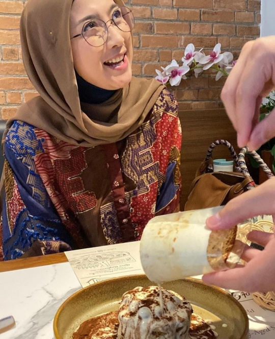 Ragam Gaya Desy Ratnasari Santap Tiramisu, Tetap Terlihat Anggun Cantiknya Awet