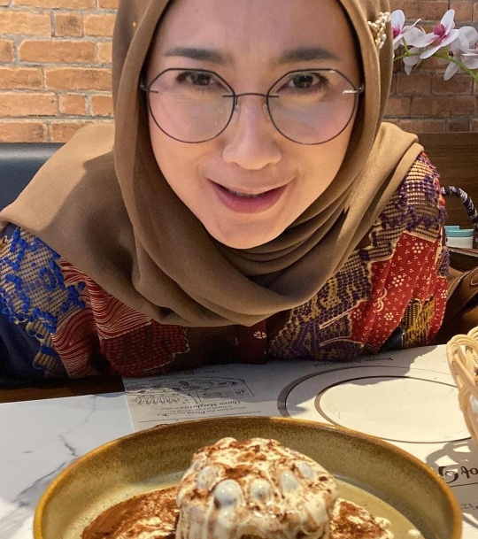 Ragam Gaya Desy Ratnasari Santap Tiramisu, Tetap Terlihat Anggun Cantiknya Awet
