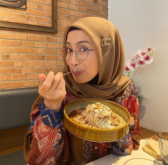 Ragam Gaya Desy Ratnasari Santap Tiramisu, Tetap Terlihat Anggun Cantiknya Awet