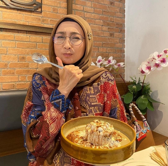 Ragam Gaya Desy Ratnasari Santap Tiramisu, Tetap Terlihat Anggun Cantiknya Awet