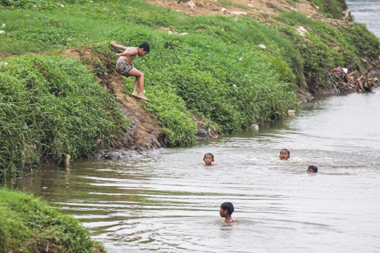 Minim Lahan Bermain, Anak-Anak Nekat Berenang di Aliran Deras Ciliwung