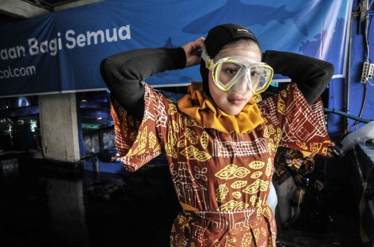 Fashion Show Bawah Air Sambut Hari Batik Nasional