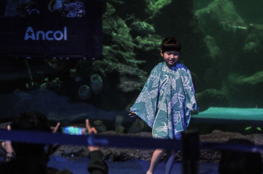 Fashion Show Bawah Air Sambut Hari Batik Nasional