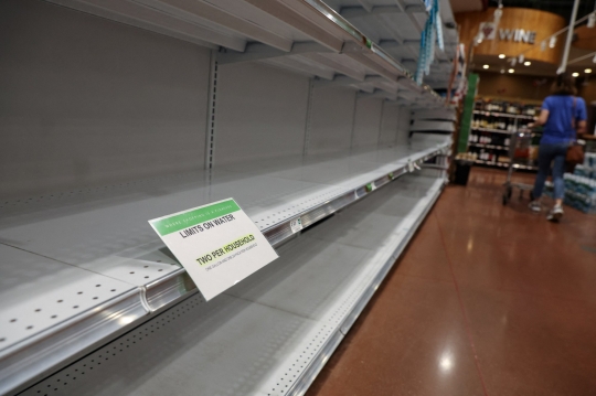 Warga Florida Borong Makanan Supermarket Saat Badai Ian Mendekat