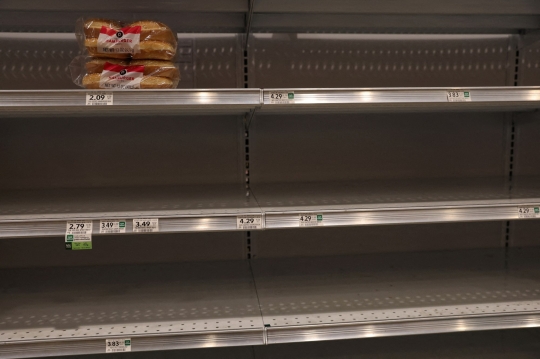 Warga Florida Borong Makanan Supermarket Saat Badai Ian Mendekat