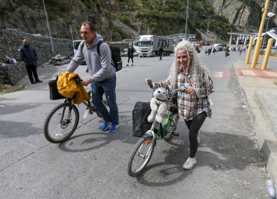 Saat Warga Rusia Kabur dengan Menggowes Sepeda ke Georgia