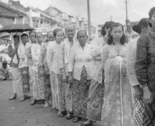 Potret Pemilu Pertama Kali di Indonesia, Penuh Antusiasme & Antrean Panjang Warga