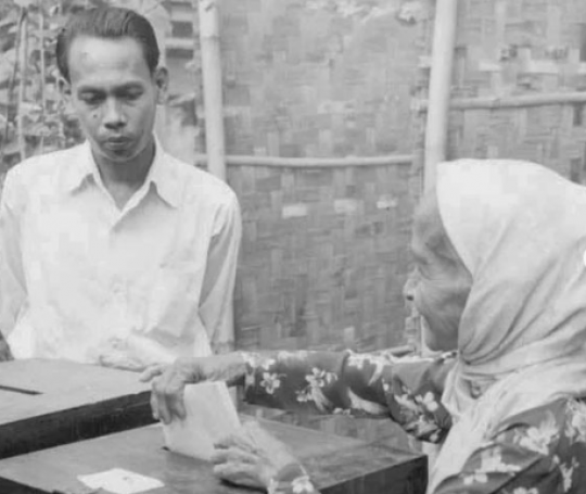 Potret Pemilu Pertama Kali di Indonesia, Penuh Antusiasme & Antrean Panjang Warga