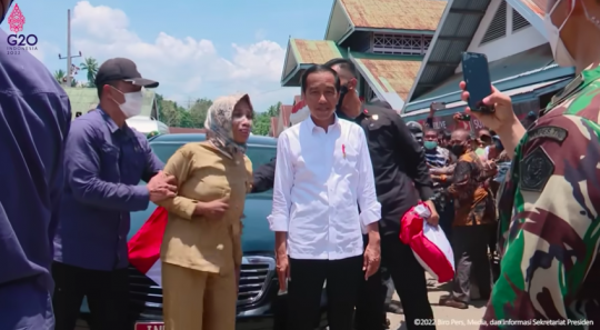Momen Emak-Emak PNS Nyosor Minta Foto ke Jokowi, Paspampres Langsung Sigap