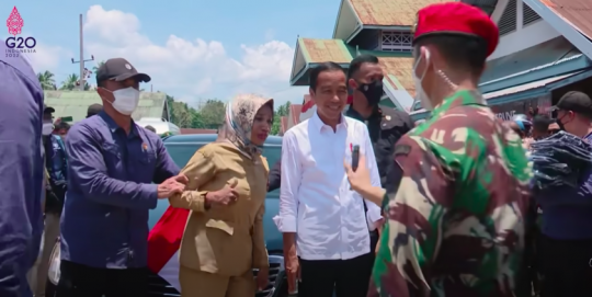 Momen Emak-Emak PNS Nyosor Minta Foto ke Jokowi, Paspampres Langsung Sigap