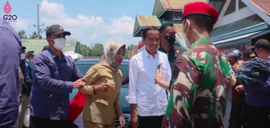 Momen Emak-Emak PNS Nyosor Minta Foto ke Jokowi, Paspampres Langsung Sigap