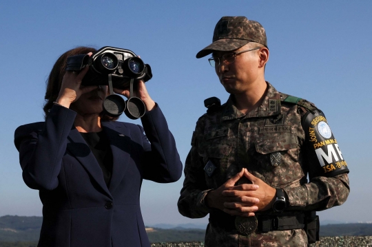 Gaya Wapres AS Kamala Harris Pantau Situasi Korea Utara