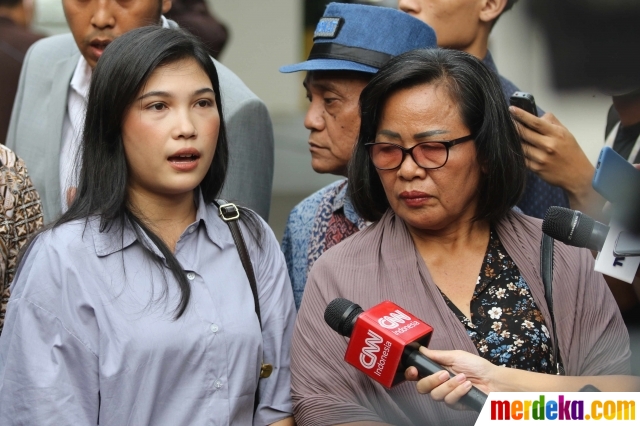 Pacar almarhum Brigadir J, Vera Simanjuntak dan Keluarga Brigadir J memberikan keterangan kepada wartawan saat tiba di salah hotel di Jakarta, Kamis (29/9/2022).