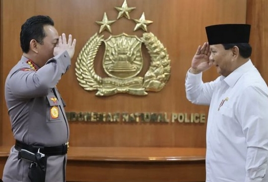 Spesial, Menhan Prabowo Hadiahi Kapolri Jenderal Listyo Pistol Silver