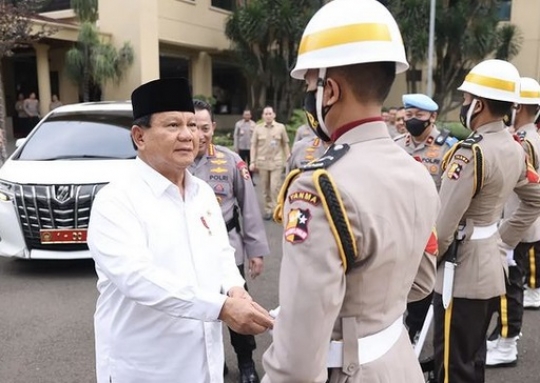 Spesial, Menhan Prabowo Hadiahi Kapolri Jenderal Listyo Pistol Silver