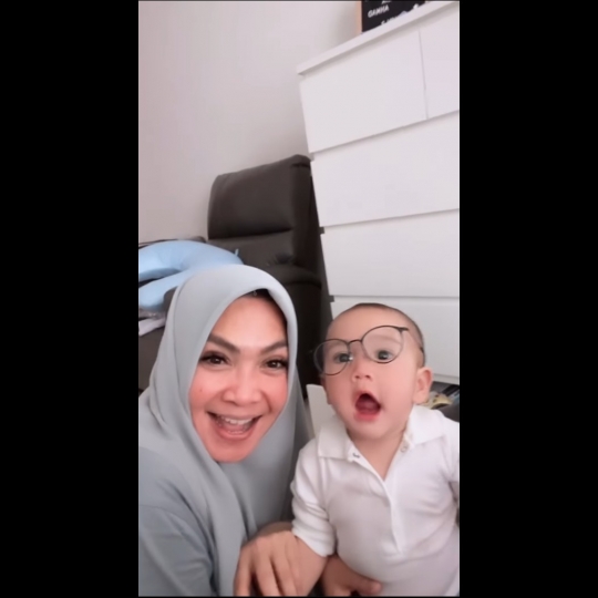 5 Potret Rayyanza Anak Raffi Ahmad Bergaya Pakai Kacamata, Ekspresinya Cute Banget!