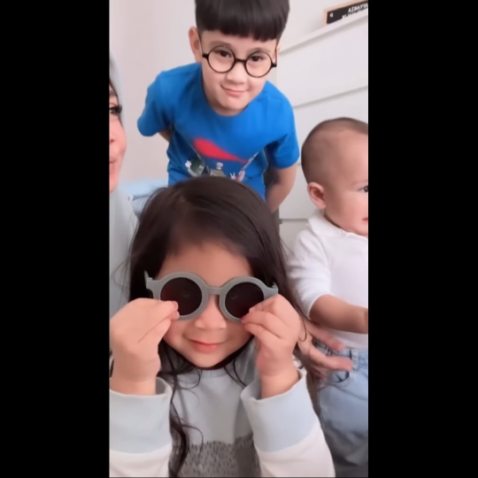 5 Potret Rayyanza Anak Raffi Ahmad Bergaya Pakai Kacamata, Ekspresinya Cute Banget!