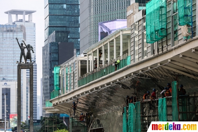 Aktivitas pekerja menyelesaikan Pembangunan Halte di Hotel Indonesia, Jakarta, Jumat (30/9/2022). Pembangunan halte di kawasan Bundaran HI ini menjadi polemik.