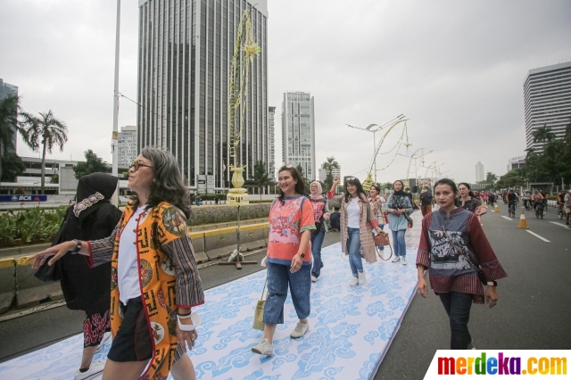 Foto : Catwalk Terpanjang Sambut Hari Batik Nasional 2022 | Merdeka.com