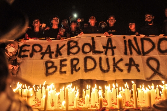 Aksi Seribu Lilin untuk Korban Kerusuhan Kanjuruhan di GBK