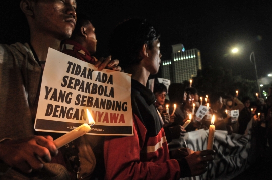 Aksi Seribu Lilin untuk Korban Kerusuhan Kanjuruhan di GBK