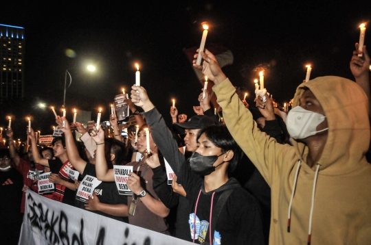 Aksi Seribu Lilin untuk Korban Kerusuhan Kanjuruhan di GBK