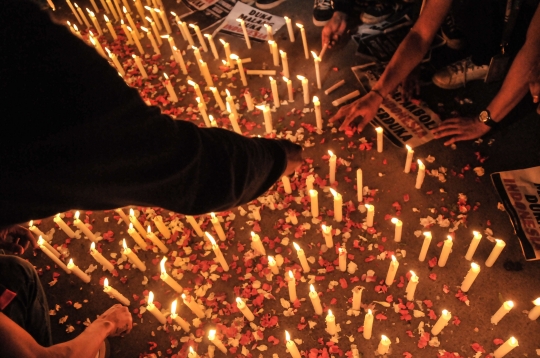 Aksi Seribu Lilin untuk Korban Kerusuhan Kanjuruhan di GBK