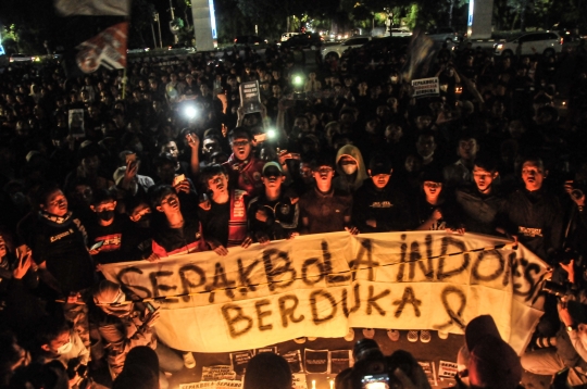 Aksi Seribu Lilin untuk Korban Kerusuhan Kanjuruhan di GBK