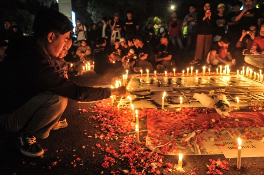 Aksi Seribu Lilin untuk Korban Kerusuhan Kanjuruhan di GBK