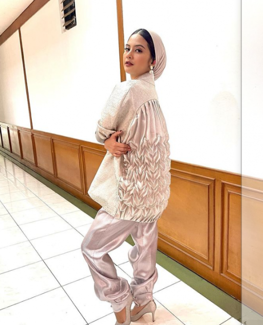 5 Potret Terbaru Tiwi Ex T2 yang Makin Cantik dengan Balutan Hijab, Curi Perhatian