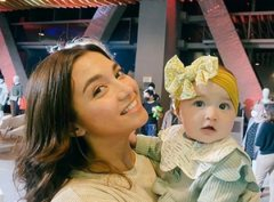 Deretan Foto Baby Djiwa Anak Nadine Chandrawinata Menginjak 7 Bulan, Cute Banget!