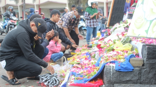 Foto-Foto Aremania Berduka Mengenang Tragedi Maut di Stadion Kanjuruhan