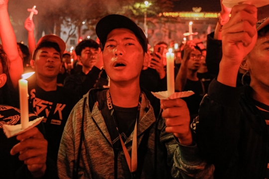 Ribuan Bonek Berdoa untuk Aremania Korban Tragedi Kanjuruhan