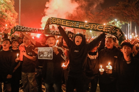 Ribuan Bonek Berdoa untuk Aremania Korban Tragedi Kanjuruhan