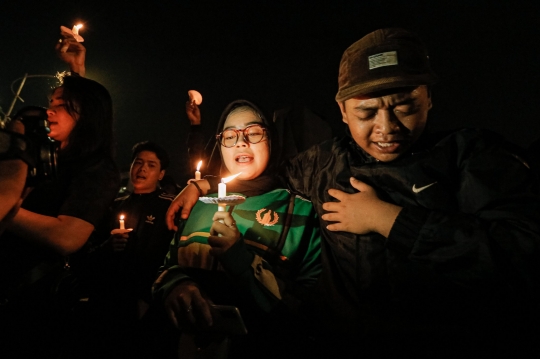 Ribuan Bonek Berdoa untuk Aremania Korban Tragedi Kanjuruhan