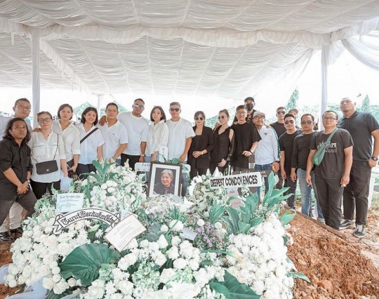 Momen Haru Pemakaman Ibunda Gading Marten, Gisella Anastasia Hadir Beri Dukungan