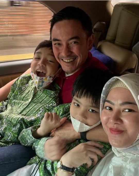 Keluar dari Bui, Ini Momen Zumi Zola Habiskan Waktu dengan Mantan Istri & Anak-anak