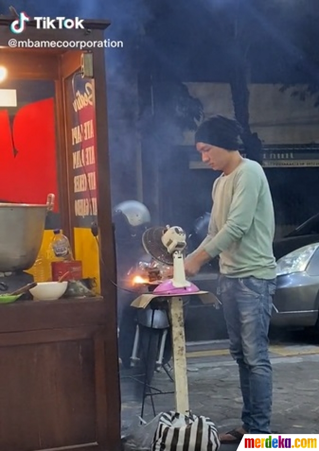 Foto Potret Penjual Sate Padang Di Jogja Mirip Eks Vokalis Drive