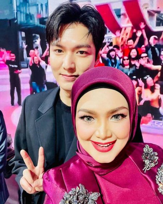 5 Potret Siti Nurhaliza Selfie Bareng Lee Minho, Curi Perhatian