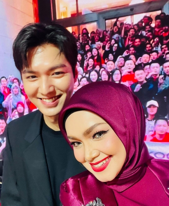 5 Potret Siti Nurhaliza Selfie Bareng Lee Minho, Curi Perhatian