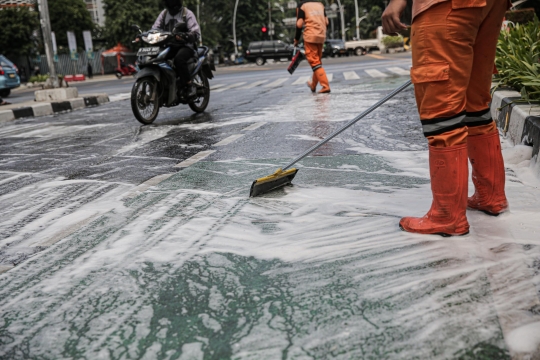 Ancam Keselamatan Pengendara, Tumpahan Oli di Kawasan Sarinah Dibersihkan