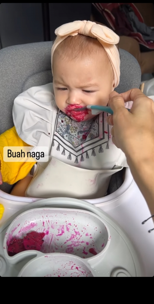 Ekspresi Lucu Baby Djiwa Anak Nadine Chandrawinata Makan Buah, Wajahnya Cemong Semua